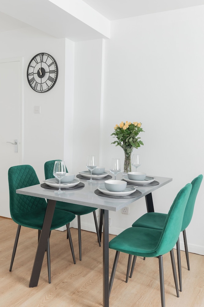 London Chic Apt, Great Location Free Parking
