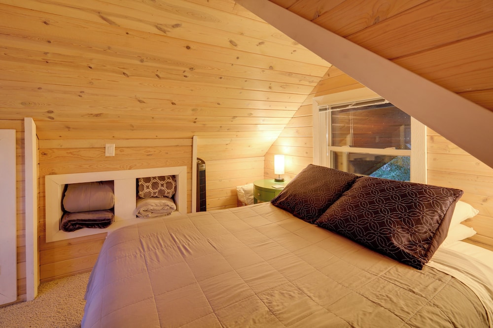 Ski, Hike, Relax By Water: Rustic Mccall Tiny Home