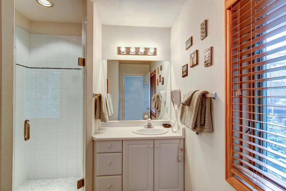 Pine Creek Lodge 3 Bedroom Townhouse by RedAwning