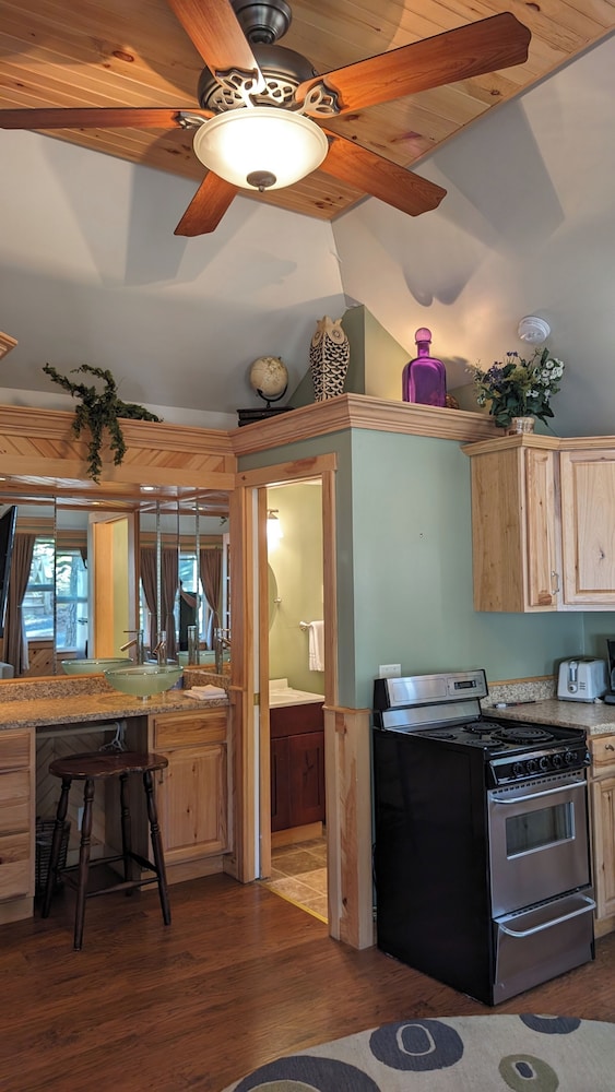 Hinckleys Dreamwood Cottages