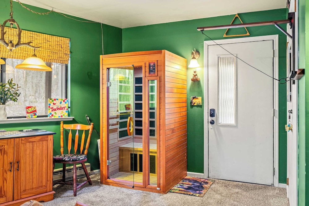 Atlas Point Lodge Sauna, Fireplaces, Kayaks, Lakes + Pet-friendly Yard