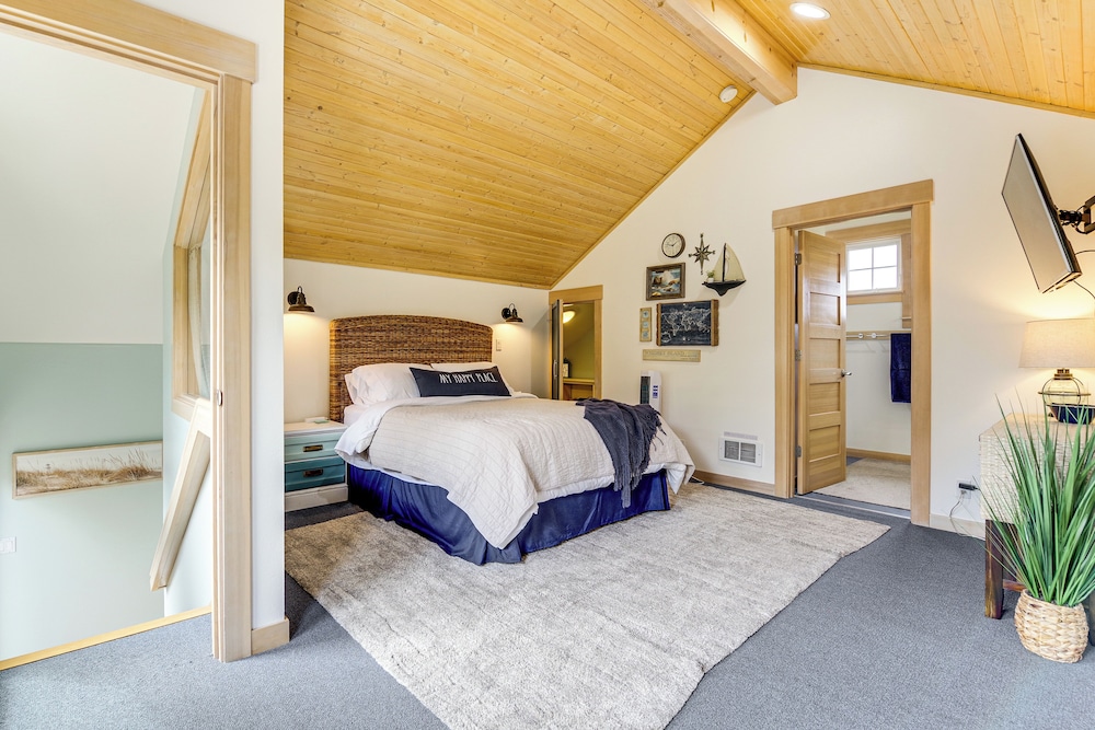 Steps to Beach: Home w/ Hot Tub in Oak Harbor!