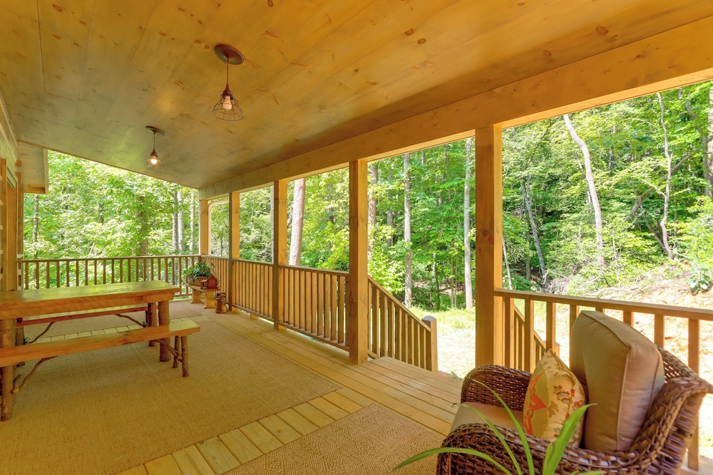 4 Mi to Fall Branch Falls: Peaceful Cabin w/ Deck