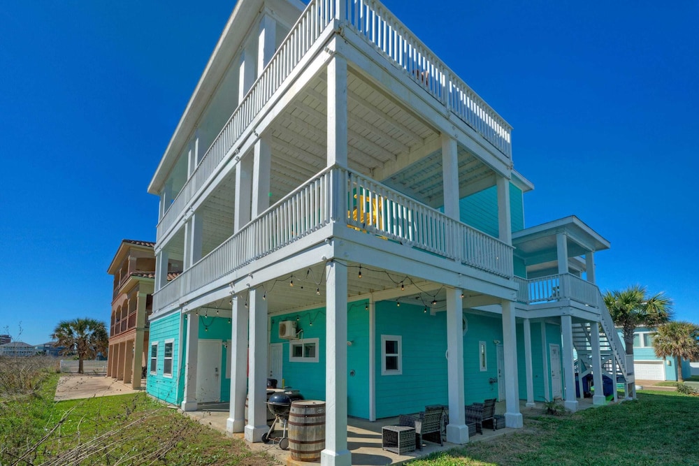 Coastal Soiree Ocean Views, Game Room, & Steps From Port Aransas Beaches