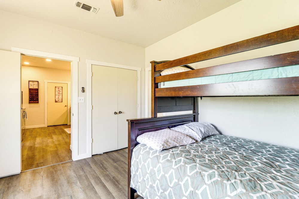 1 Mi to Lake: Pet-friendly Cabin in Strawn
