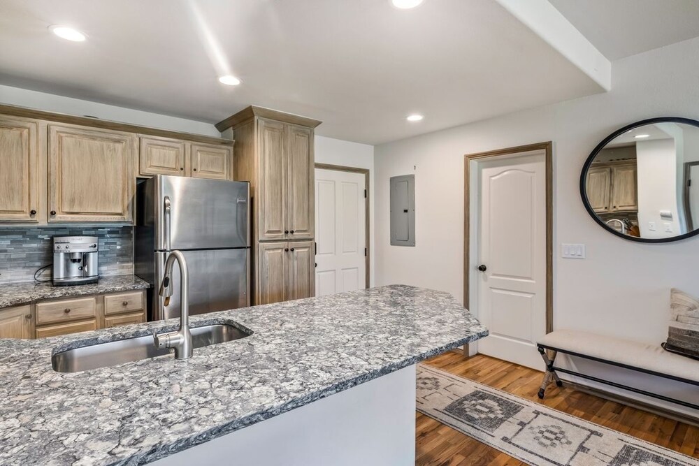 Stunning Renovated 2 Bedroom in Arrowhead Village! Studio Condo