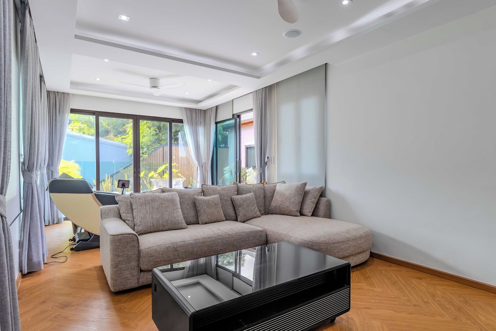 5BR Villa Waterfall Pool Movie Room V257