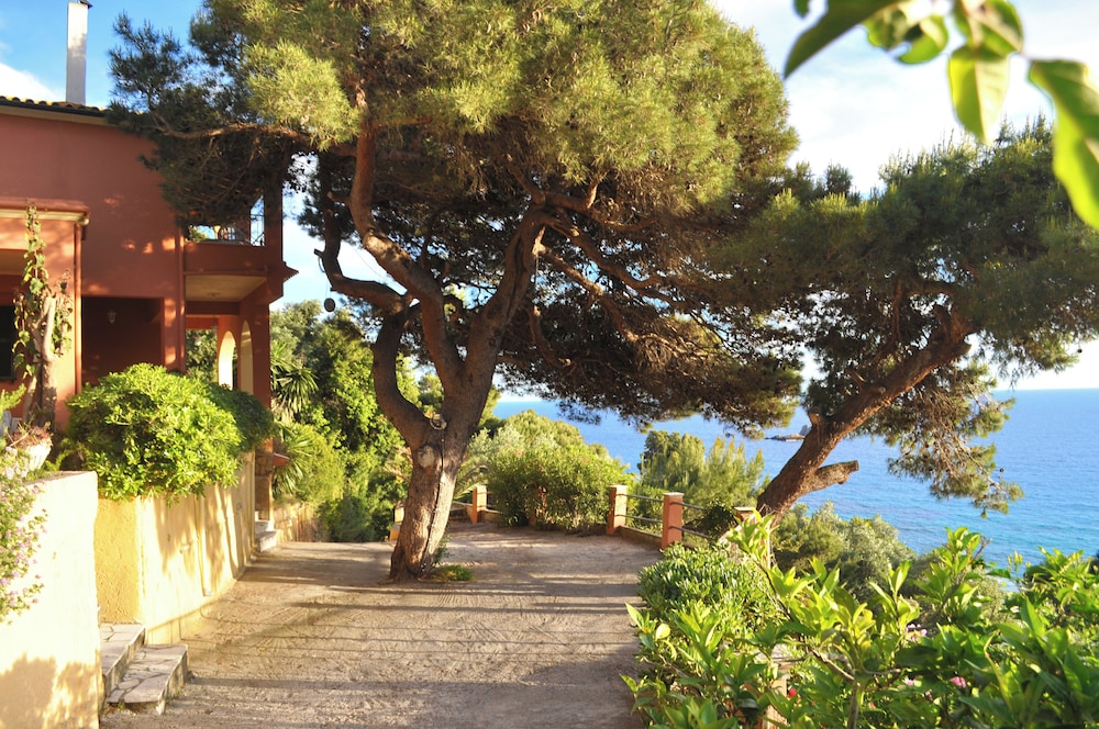 Villa Takis on Pelekas Beach Small House With Garden and sea View