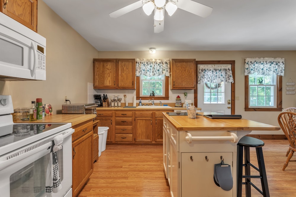 Cozy Bungalow Just Minutes From Mystic, Westerly Beaches, Boating And Casinos! 1 Bedroom Bungalow by RedAwning view 4