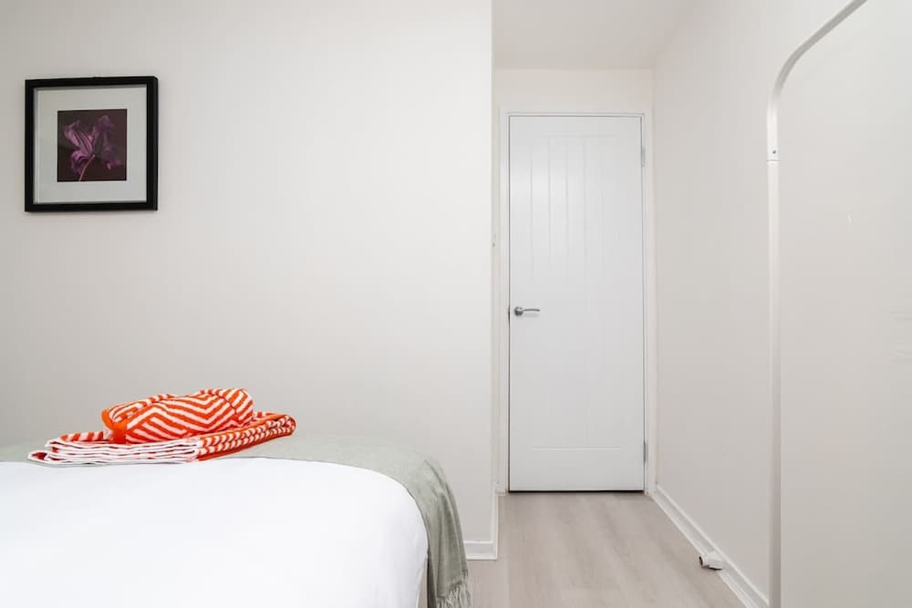 3 Bed House-free Parking-6beds