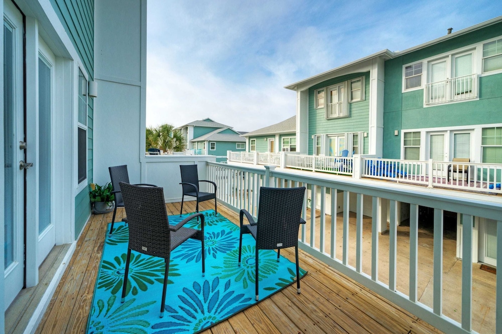 Stylish Condo w/ Pool & Spa Access, Wak to Beach Beach Breeze by Avantstay