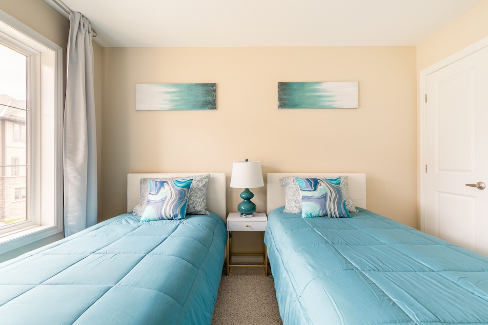 Modern 3BR 2BA Townhome in Lakeshore