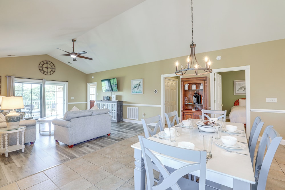 Golf Course View, Pool Access: Myrtle Beach Condo!