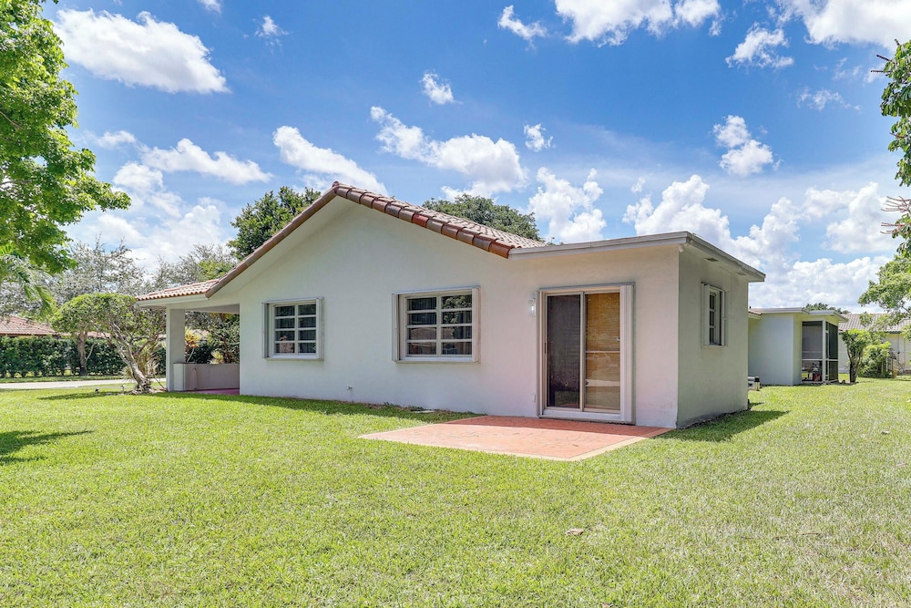Walk to City Center: Modern Coral Springs Getaway