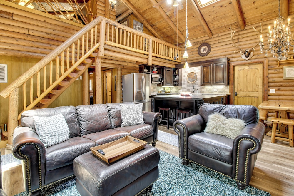 2 Mi to Show Low Lake: Log Cabin w/ Large Yard!
