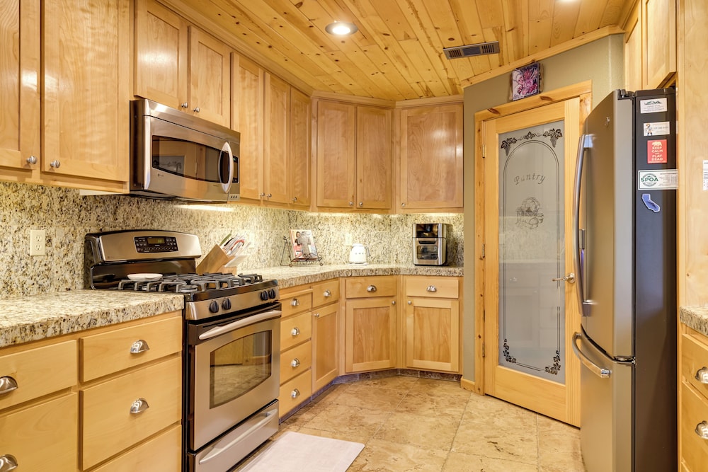 5 Mi to Dodge Ridge: Cabin in Strawberry