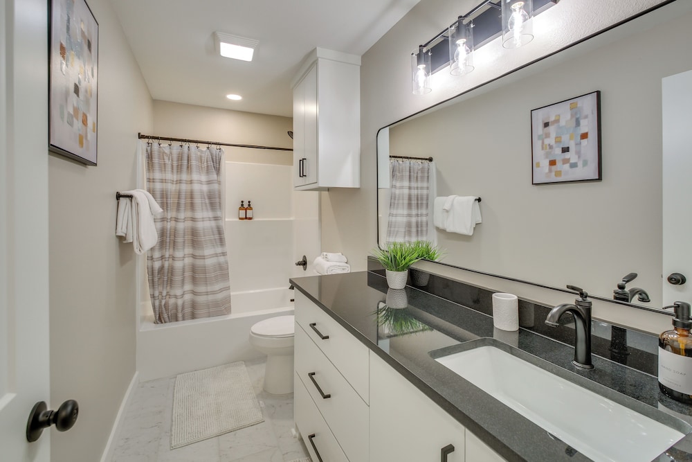 6 Mi to Dtwn: Hot Springs Abode w/ Yard!