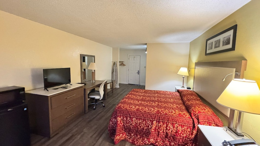 COUNTRY HOST INN