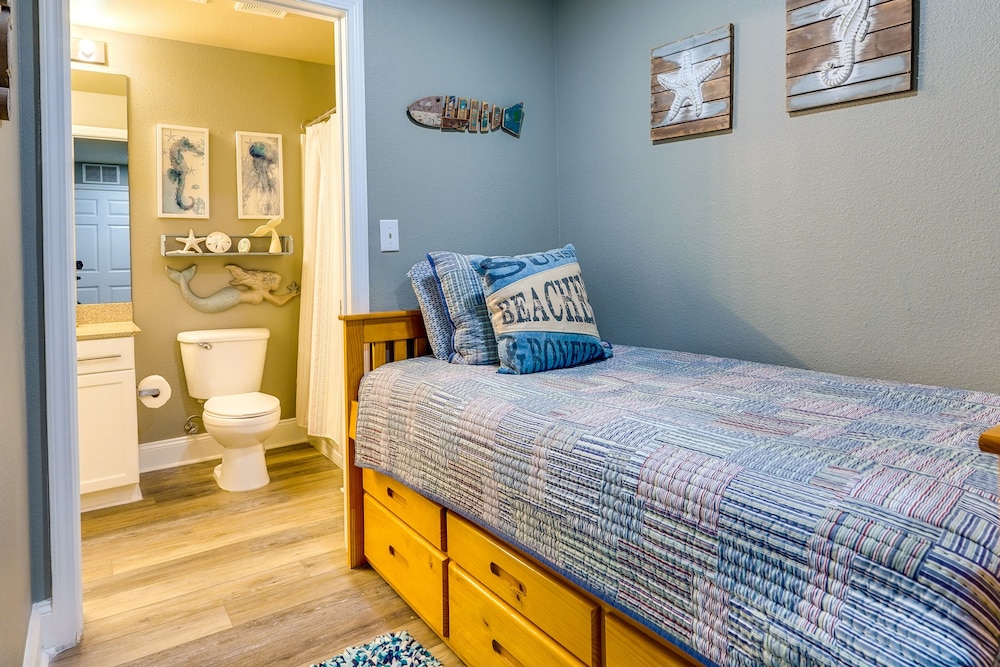 PCB Vacation Rental w/ Balcony & Beach Access!