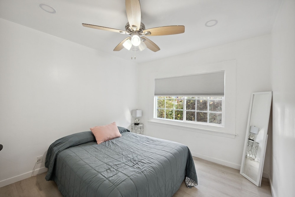 Fancy & Modern 3 Bedroom House With Private Yard, Gate 3 Home by Redawning view 4