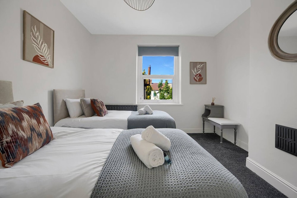 Central Chic - Huge Home - Free Wifi