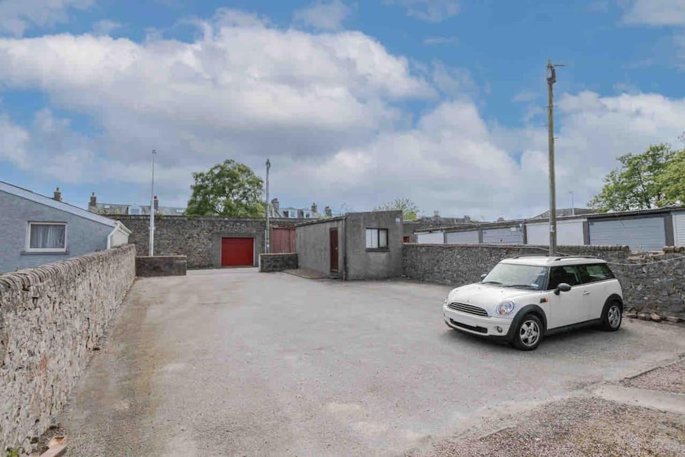 Summit West End Elegant 1 Bed Flat Free Parking view 4