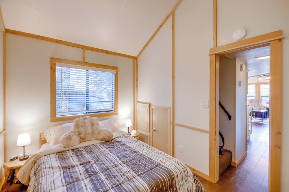 Near Lake Almanor & Golf: Cozy Cabin!