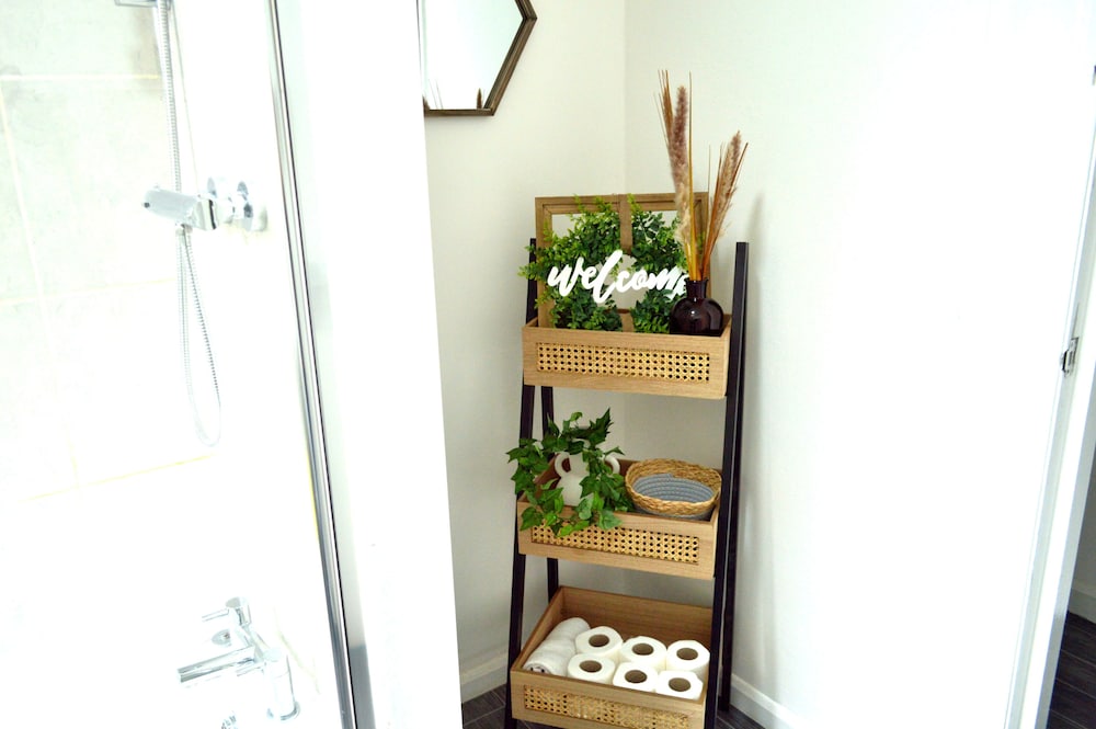 Beautiful Two-bed Apartment With Driveway Parking view 3