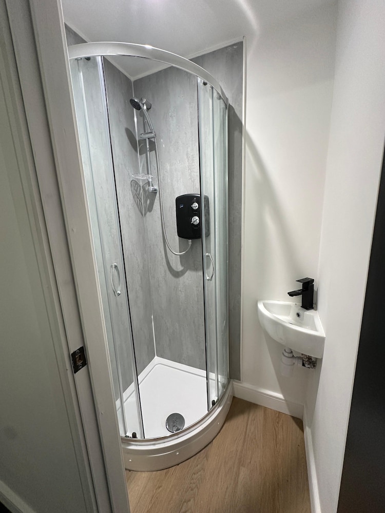 House-sleeps8-parking-garden