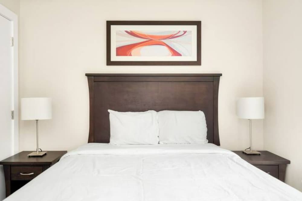 Scenic 3BR Penthouse Suite - Image 4