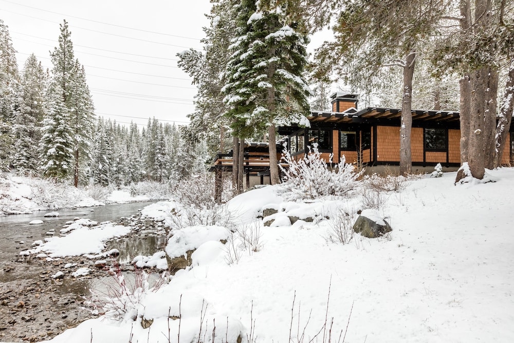 Joy on the River Stunning Waterfront Home for 10