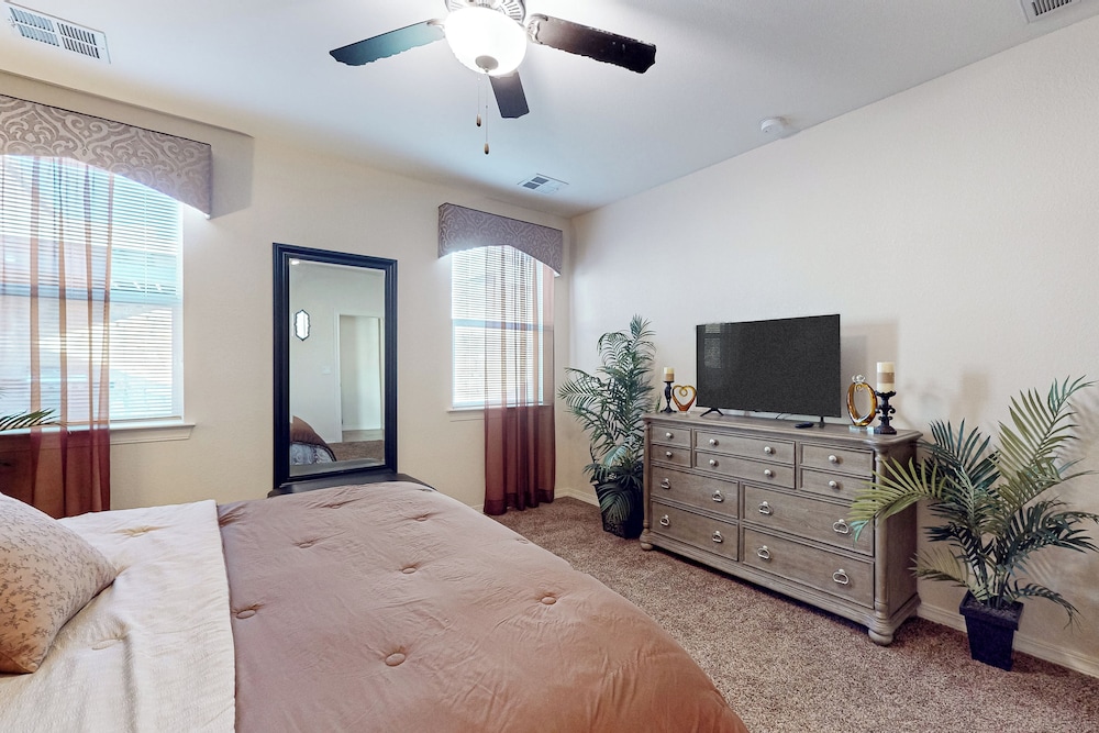 4BR w/ Private Yard, Outdoor Games, Grill, & W & D