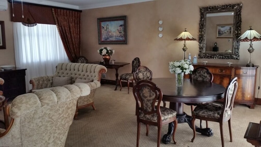 Royal Ridge Guest House and Apartments