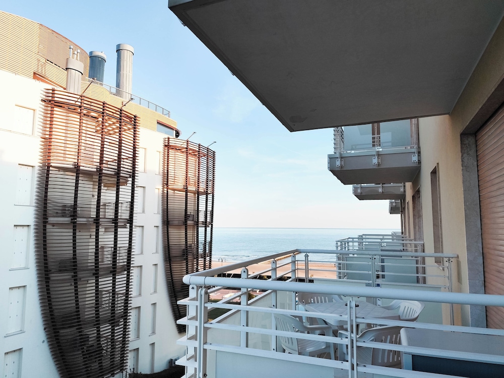 Spacious Apartment With Balcony by the sea