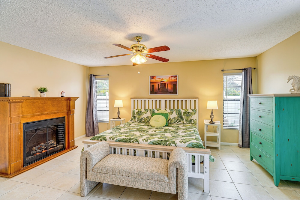 1 Mi to Dtwn Stuart: Bright Home w/ Pool & Spa!