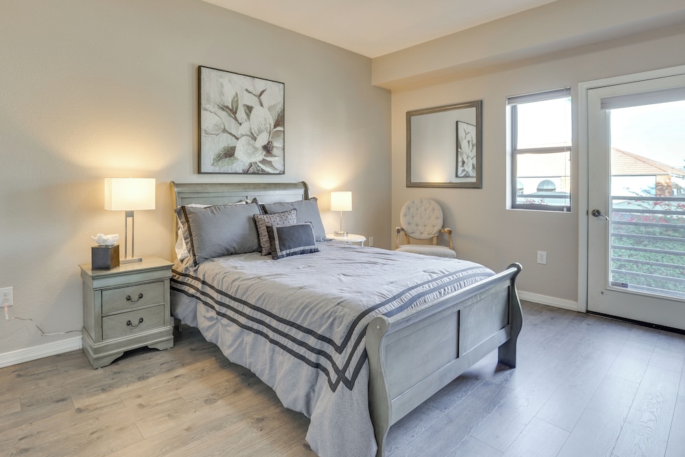 < 1 Mi to Biltmore Fashion Park: Condo w/ Pool!