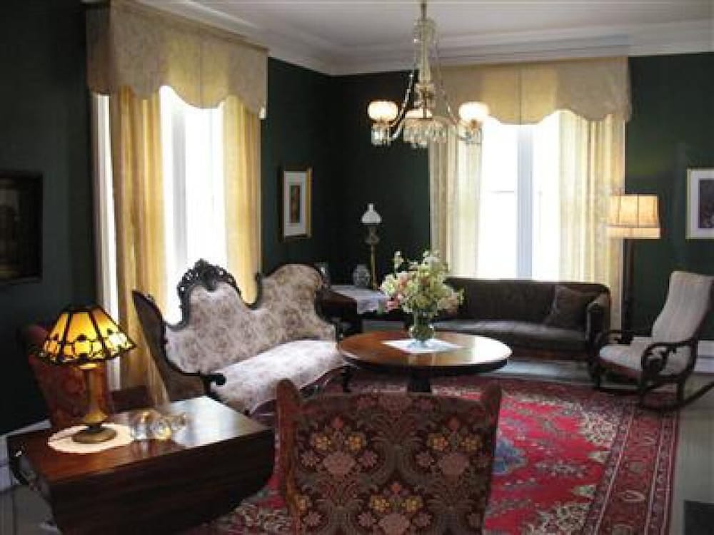 Hillsdale House Inn