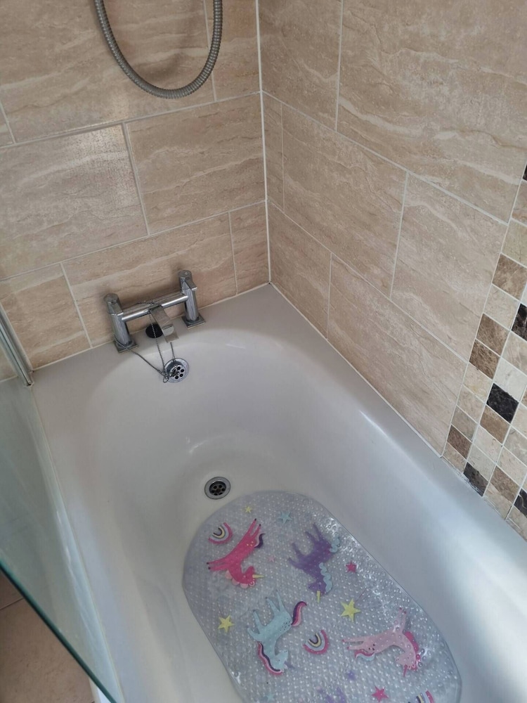 Gillingham 4-bed Stay - Wifi, Parking, Ldn Access