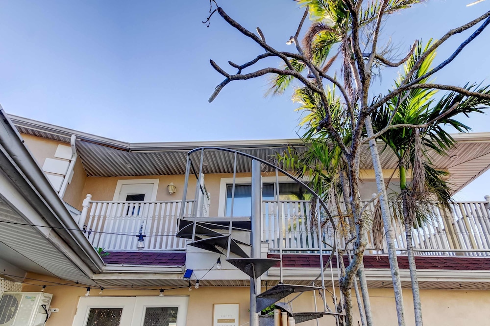 Simple Rooftop Gem 2 Blocks 2 Beach Pets Allowed
