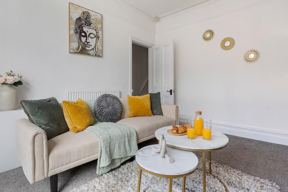 Family - Sleeps 6 - Garden - Parking