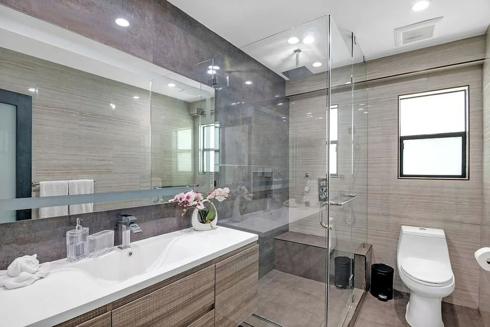 Mansfield Modern - Ultimate Entertainers Oasis With Guest House