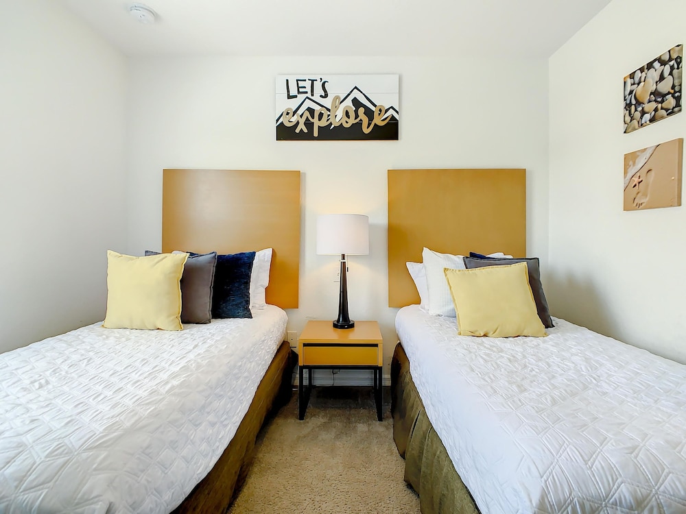 Luxury Townhome Near Disney w Resort Amenities