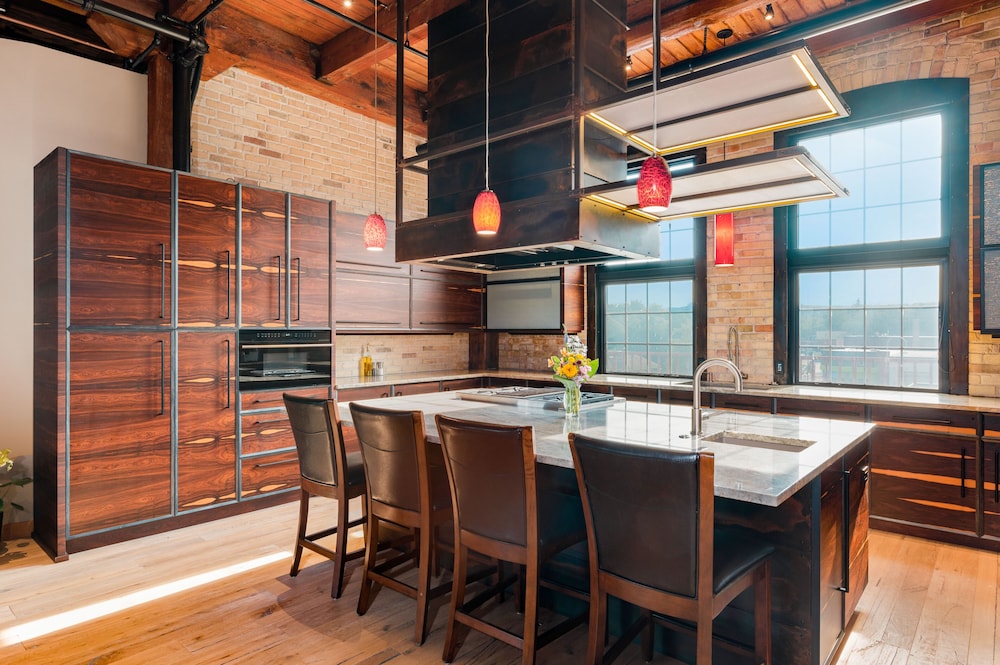 Exquisite 3BDR Penthouse in Downtown TC view 4