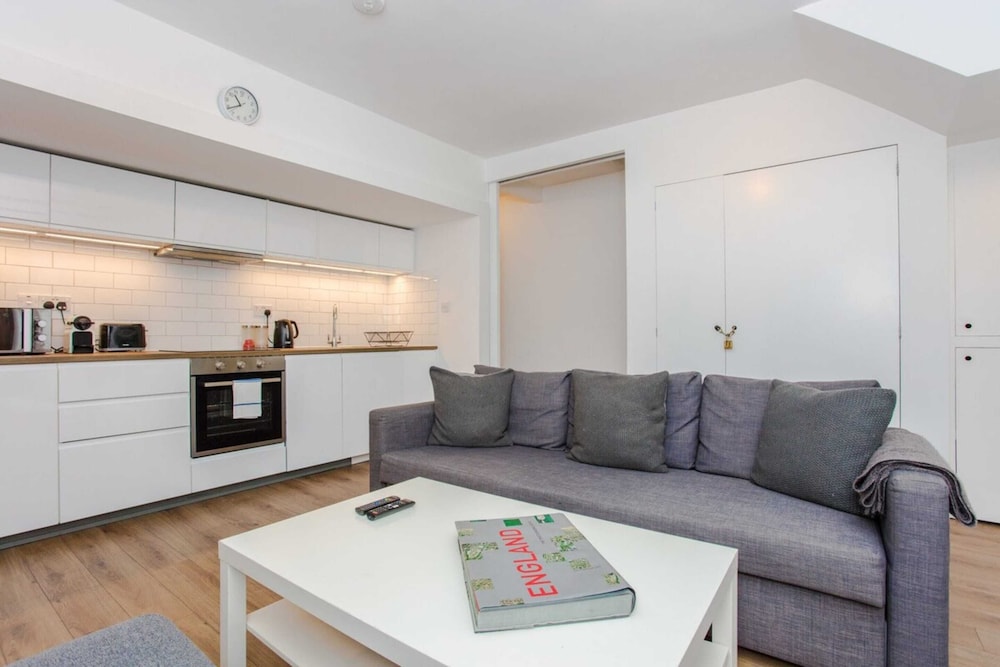 Mountgrove Road Spacious 2 Bedroom Flat