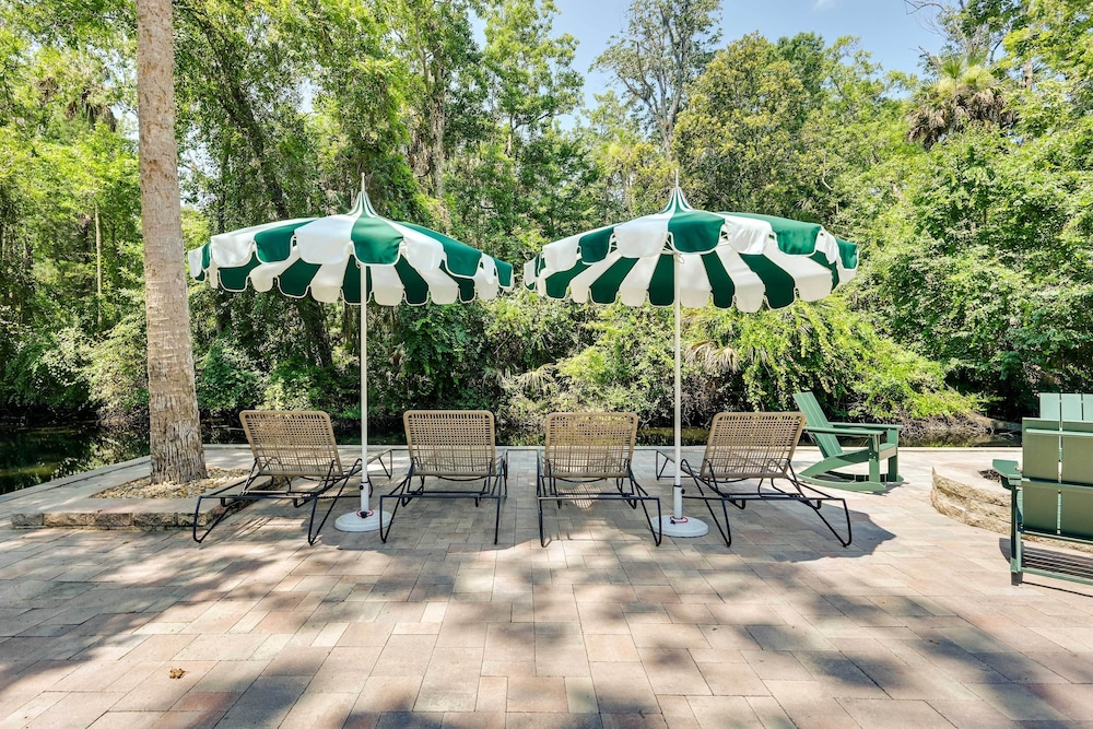 'chateau Relaxo' Homosassa Riverfront Cottage!