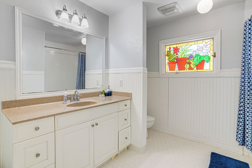 Group Getaway w/ Deck & Yard in Lakeland!