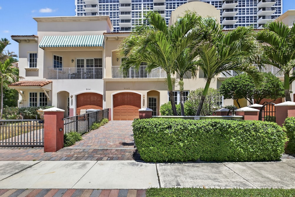 New Daisy Elegance Townhouse Steps From The Beach