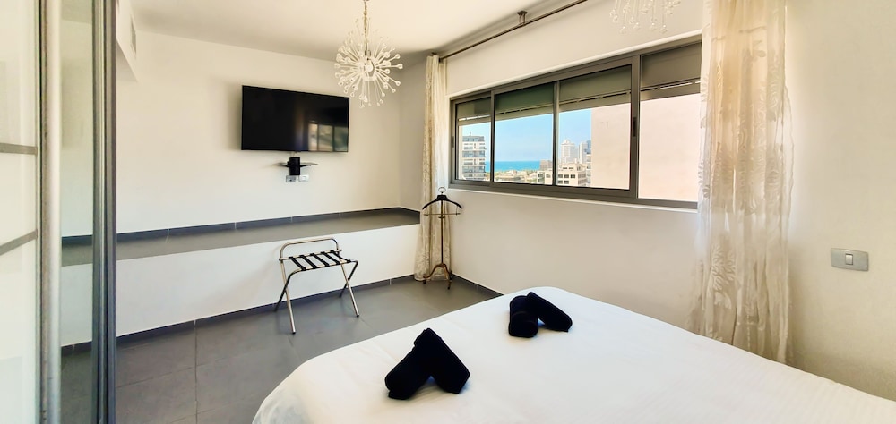 2BDR Roof Top Sea View Neve Tsedek TL56 view 5