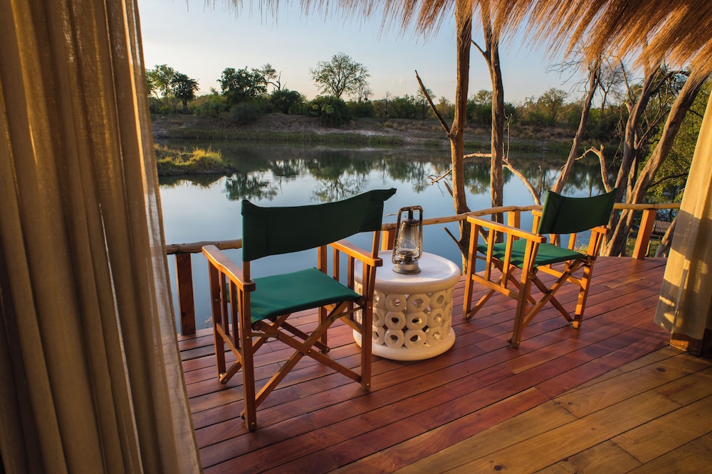 Sindabezi Island Camp