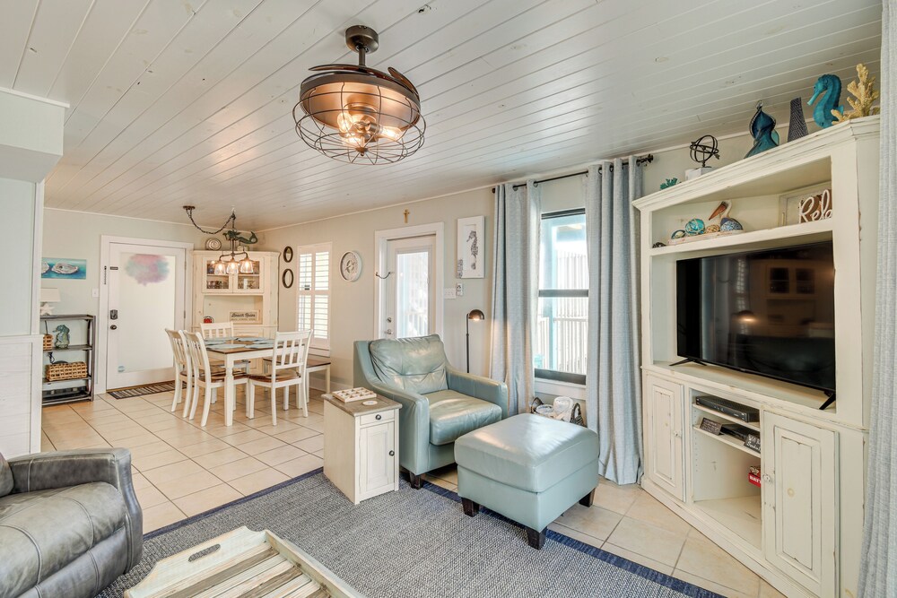 Balcony w/ Pool & Beach Views: Gulf Shores Condo!